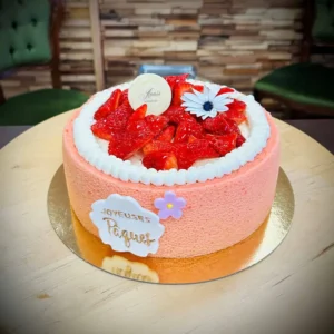 Célébrez les fêtes de Pâques avec ce gâteau aux fraises et à l'orange