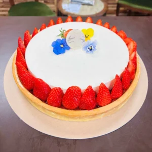 Tarte Fraise & Vanille avec fraises fraîches Gariguette, mousse vanille et pâte sablée croustillante